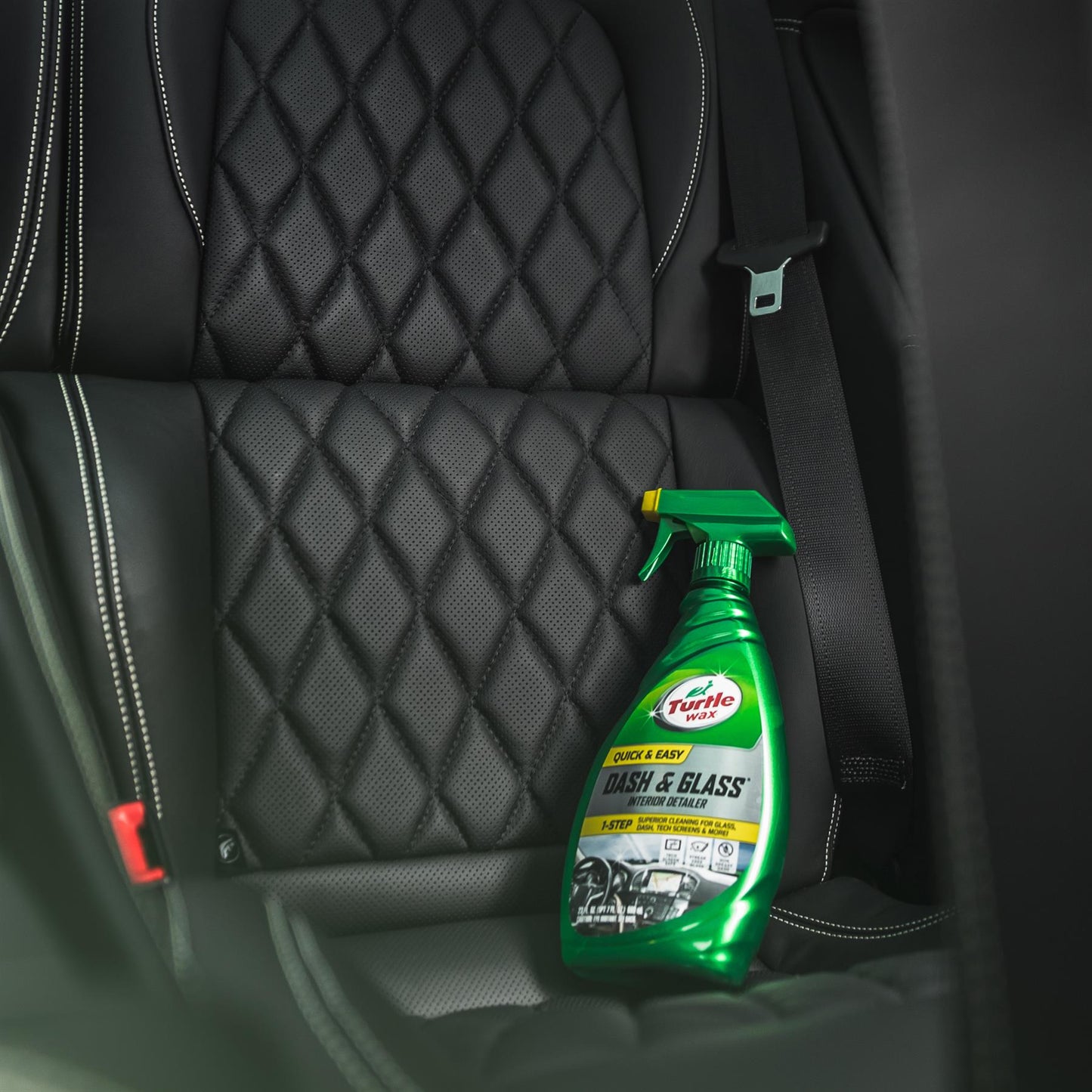 Turtle Wax Dash & Glass Interior Detailer car seat ke upar. Automotive care product Bharat mein.