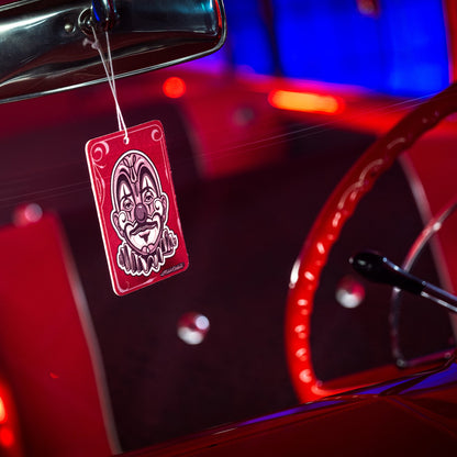 लाल कार के अंदर विदूषक एयर फ्रेशनर! ऑटो एक्सेसरी, कलात्मक डिज़ाइन।