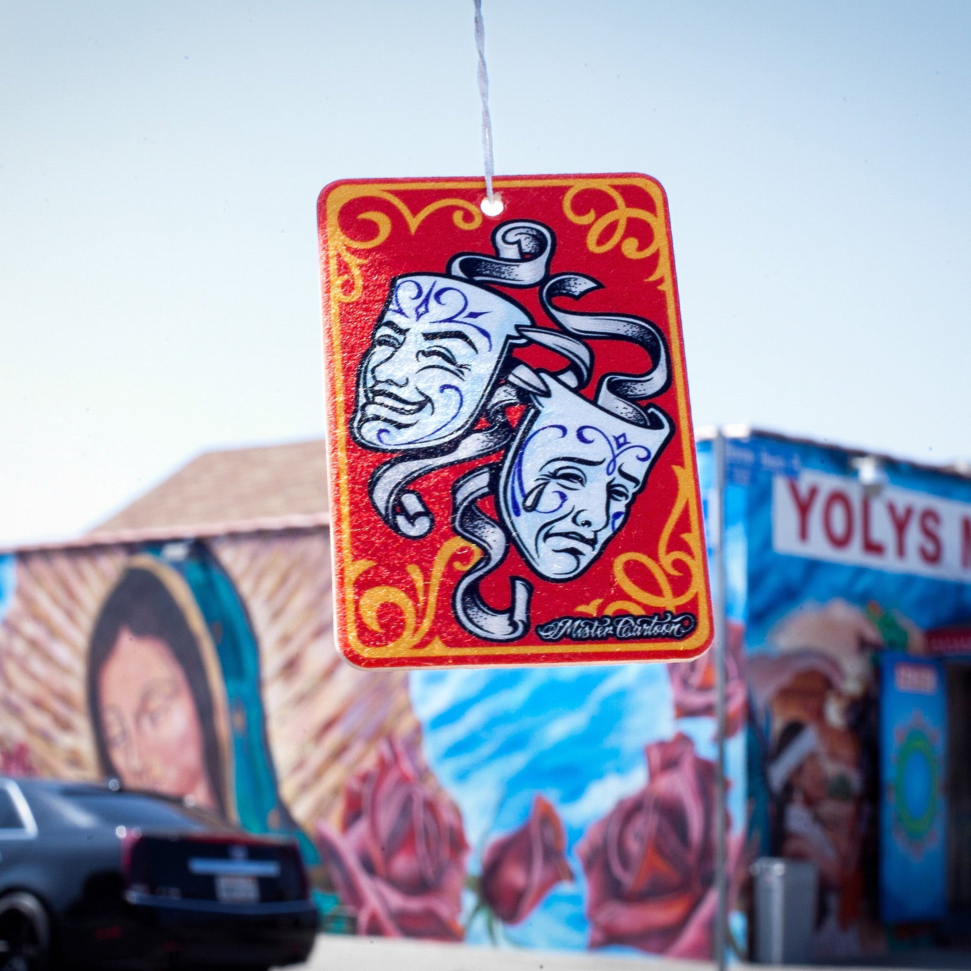 रंगीन खुशबूदार कागज: "स्माइल नाउ, क्राई लेटर" चित्रित। दुखी और खुश नाटक मास्क डिजाइन। कार सजावट।
