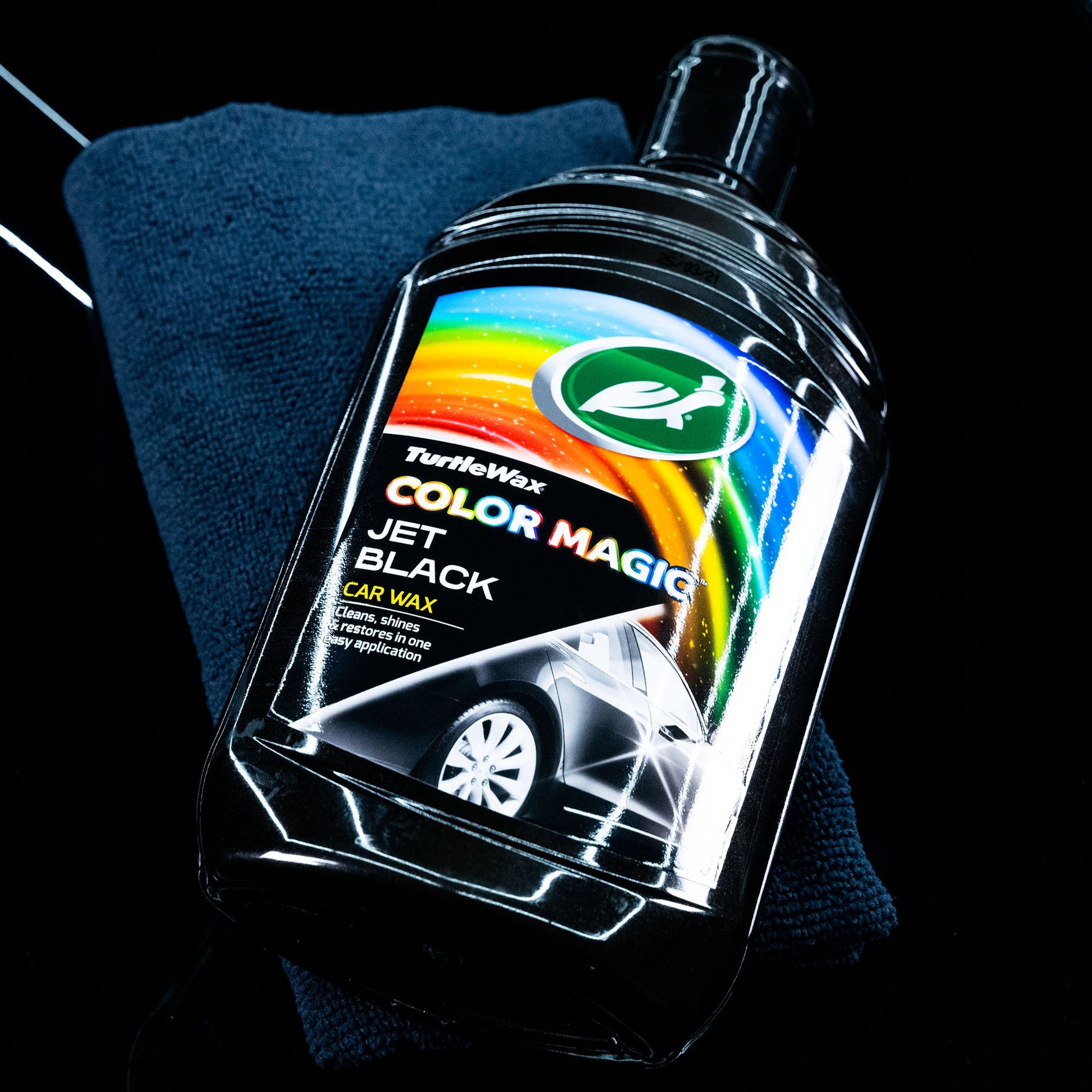 Turtle Wax Color Magic Jet Black Car Wax, a solution to clean and shine your vehicle in 500ml bottle.
