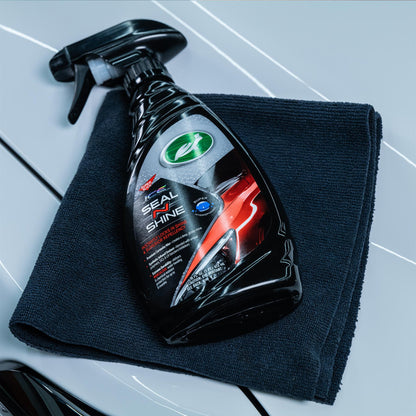 Turtle Wax ICE Seal N Shine दिख रहा है। यह कार को चमकदार और पानी प्रतिरोधी बनाता है। कार केयर के लिए बेहतरीन।